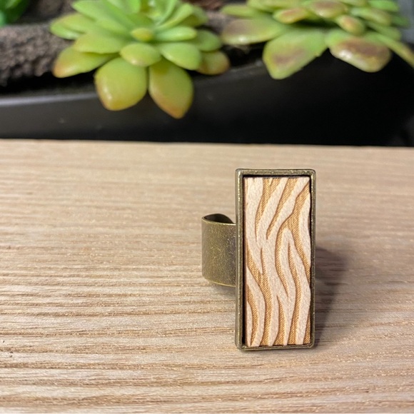 HANDMADE Ring One Size Artisan Wood Brass Engraved Animal Print Eco Friendly NEW - Picture 3 of 4